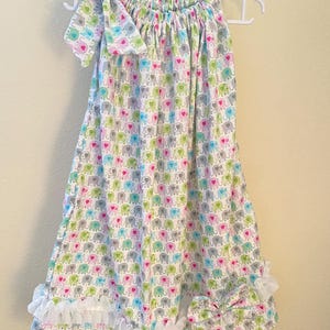 Bezauberndes Mädchenkleid mit hübschen Elefanten in wunderschönen Pastellfarben.