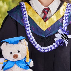 Collier de remise des diplômes 2025 avec nom, collier cadeau de soirée pour personnes âgées, collier personnalisé pour l'obtention du diplôme, ruban de satin tressé, cadeaux de remise des diplômes 2025