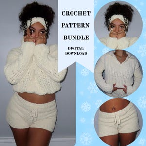 Puede incluir: Paquete de patrones de crochet de color crema, descarga digital. La imagen muestra a una mujer con un conjunto de crochet de color crema a juego, que incluye un suéter, pantalones cortos y una diadema. El texto de la imagen dice "CROCHET PATTERN BUNDLE DIGITAL DOWNLOAD."