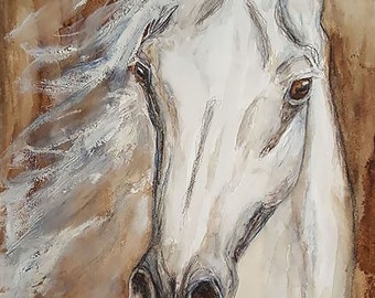 Op de afbeelding: Een aquarel schilderij van een wit paardenhoofd met een bruine achtergrond. De manen van het paard wapperen in de wind en zijn ogen zijn bruin.