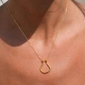 Dainty Ring Holder Necklace, Horseshoe Gold Ring Keeper Engagement Ring Keeper Necklace, Necklace, Wedding Ring Holder, Gifts for Doctors