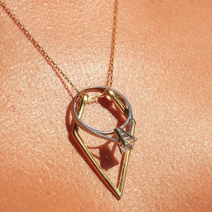 Collar con soporte para anillos geométrico, collar con soporte para anillos chapado en oro, regalo para enfermeras, soporte para anillos de boda, colgante con soporte para anillos de compromiso