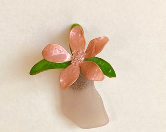 Refrigerator magnet with sea glass and hand made flowers.