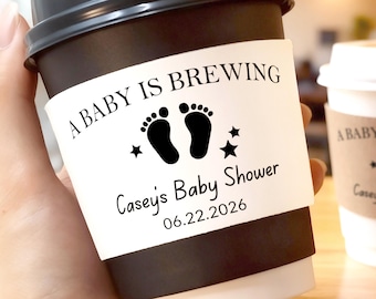 赤ちゃんが蓋付きコーヒーカップを淹れています/パーソナライズされた紙コップスリーブベビーシャワーの記念品/カスタムコーヒーカップスリーブ/誕生日パーティードリンクカップ