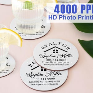 Könnte beinhalten: Weiße runde Untersetzer mit schwarzem Text und einem Haussymbol. Der Text lautet "REALTOR Sophia Miller" und enthält Kontaktinformationen. Die Untersetzer sind mit hochauflösendem Fotodruck bedruckt.