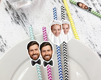 Puede incluir: Un conjunto de pajitas decorativas con recortes de caras. Las pajitas presentan varios patrones y colores, incluyendo azul, rosa, amarillo y verde. Algunas pajitas tienen imágenes de un hombre con pajarita, otras de una mujer con velo.