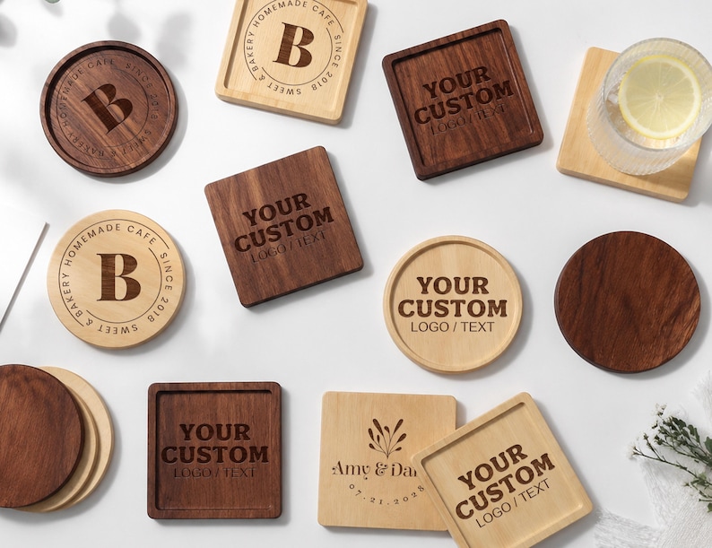 K&ouml;nnte beinhalten: Eine Sammlung von runden und quadratischen Holzuntersetzern in hellen und dunklen Holzt&ouml;nen. Mehrere Untersetzer zeigen lasergravierte Texte wie "YOUR CUSTOM LOGO/TEXT", "B", "SWEET & BAKERY HOMEMADE CAFE SINCE 2018", "Amy & Dan 07.21.2028" sowie eine florale Grafik.