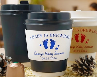 パーソナライズされた「A Baby is Brewing」カップスリーブ、カスタムベビーシャワーコーヒーカップと蓋、使い捨てホットドリンクカップの記念品、性別発表パーティーの装飾
