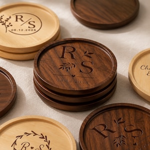 Personliga underlägg med monogram till bröllopet Anpassade graverade träunderlägg Bröllopsfest Möhippa Gästfavoriter Rustika bohemiska drinkunderlägg