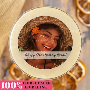 Peut inclure: Un topper de gâteau rond et comestible avec une photo d'une femme portant un chapeau de paille et une fleur dans les cheveux. Le texte "Happy 21st Birthday Olivia!" est imprimé sur le topper.