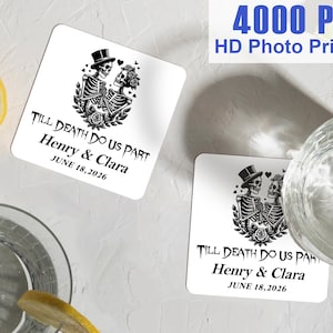 Puede incluir: Posavasos cuadrados blancos con un diseño de pareja de esqueletos en blanco y negro, el texto dice "Till Death Do Us Part Henry & Clara June 18, 2026". Los posavasos están cerca de vasos y una rodaja de limón.