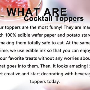 Puede incluir: Texto que dice "WHAT ARE Cocktail Toppers" con una bebida rosa de fondo. El texto explica que las decoraciones est&aacute;n hechas con papel de oblea comestible y almid&oacute;n de patata, lo que las hace comestibles. Utilizan tinta comestible para que puedas disfrutar de tus golosinas favoritas sin preocuparte por lo que contienen. El texto tambi&eacute;n dice que las decoraciones se ven incre&iacute;bles y te anima a ser creativo y empezar a decorar bebidas con decoraciones hoy.