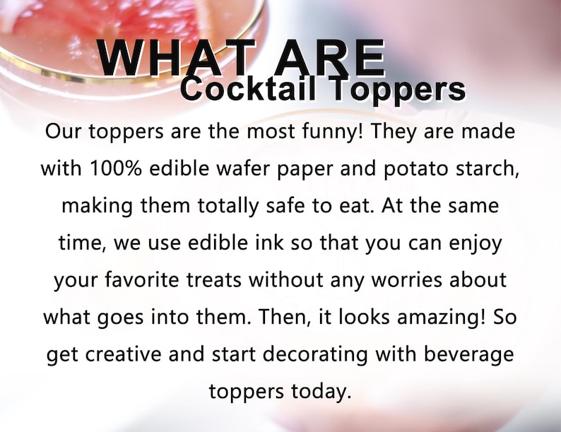 Puede incluir: Texto que dice "WHAT ARE Cocktail Toppers" con una bebida rosa de fondo. El texto explica que las decoraciones est&aacute;n hechas con papel de oblea comestible y almid&oacute;n de patata, lo que las hace comestibles. Utilizan tinta comestible para que puedas disfrutar de tus golosinas favoritas sin preocuparte por lo que contienen. El texto tambi&eacute;n dice que las decoraciones se ven incre&iacute;bles y te anima a ser creativo y empezar a decorar bebidas con decoraciones hoy.