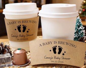 赤ちゃんが淹れてくれるパーソナライズされたコーヒーカップスリーブ、蓋付きベビーシャワー用カスタムペーパーコップ、使い捨てのホットドリンク洗礼の記念品、赤ちゃんの誕生をお祝いするウェルカムギフト