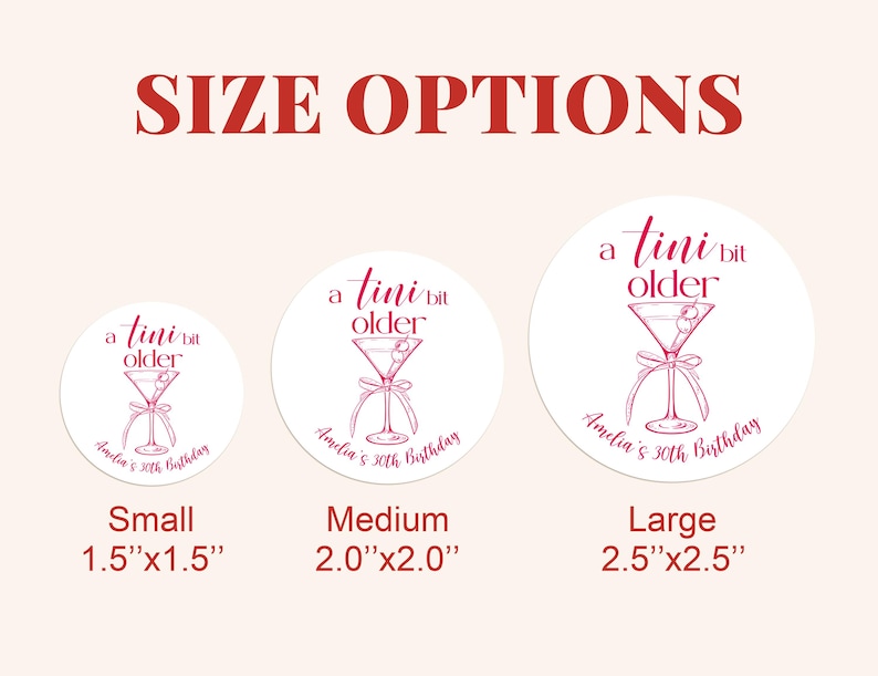 Puede incluir: Tres pegatinas redondas blancas con texto rosa y una ilustraci&oacute;n de una copa de martini rosa. Las pegatinas est&aacute;n etiquetadas "Peque&ntilde;a 1,5"x1,5"", "Mediana 2,0"x2,0"" y "Grande 2,5"x2,5"". El texto en las pegatinas dice "a tini bit older".