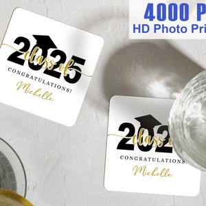 Könnte beinhalten: Zwei weiße quadratische Untersetzer mit schwarzem und goldenem Text. Der Text auf den Untersetzern lautet "Class of 2025" und "Herzlichen Glückwunsch! Michelle".