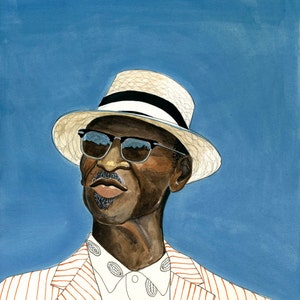 Może przedstawiać: Mężczyzna w biało-czarno pasiastych marynarce, białej koszuli z wzorzystym wzorem, białym kapeluszu z czarną wstążką i okularach przeciwsłonecznych. Tło jest jednolite niebieskie.