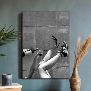 Canvaskunst vrouw drinkt wijn - elegant stedelijk decor, alcoholkunst aan de muur, afdrukbare feministische poster voor tienermeisjes
