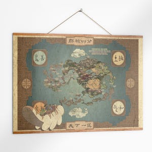 Puede incluir: Un mapa enmarcado con un fondo verde azulado y un diseño detallado de mapa del mundo. El mapa presenta varios símbolos y texto en un idioma extranjero, con un marco de madera y una cuerda para colgar. La estética general es vintage y artística.