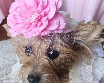 Elegante sombrero para mascota con flor rosa - Disfraz ajustable para gato o perro pequeño