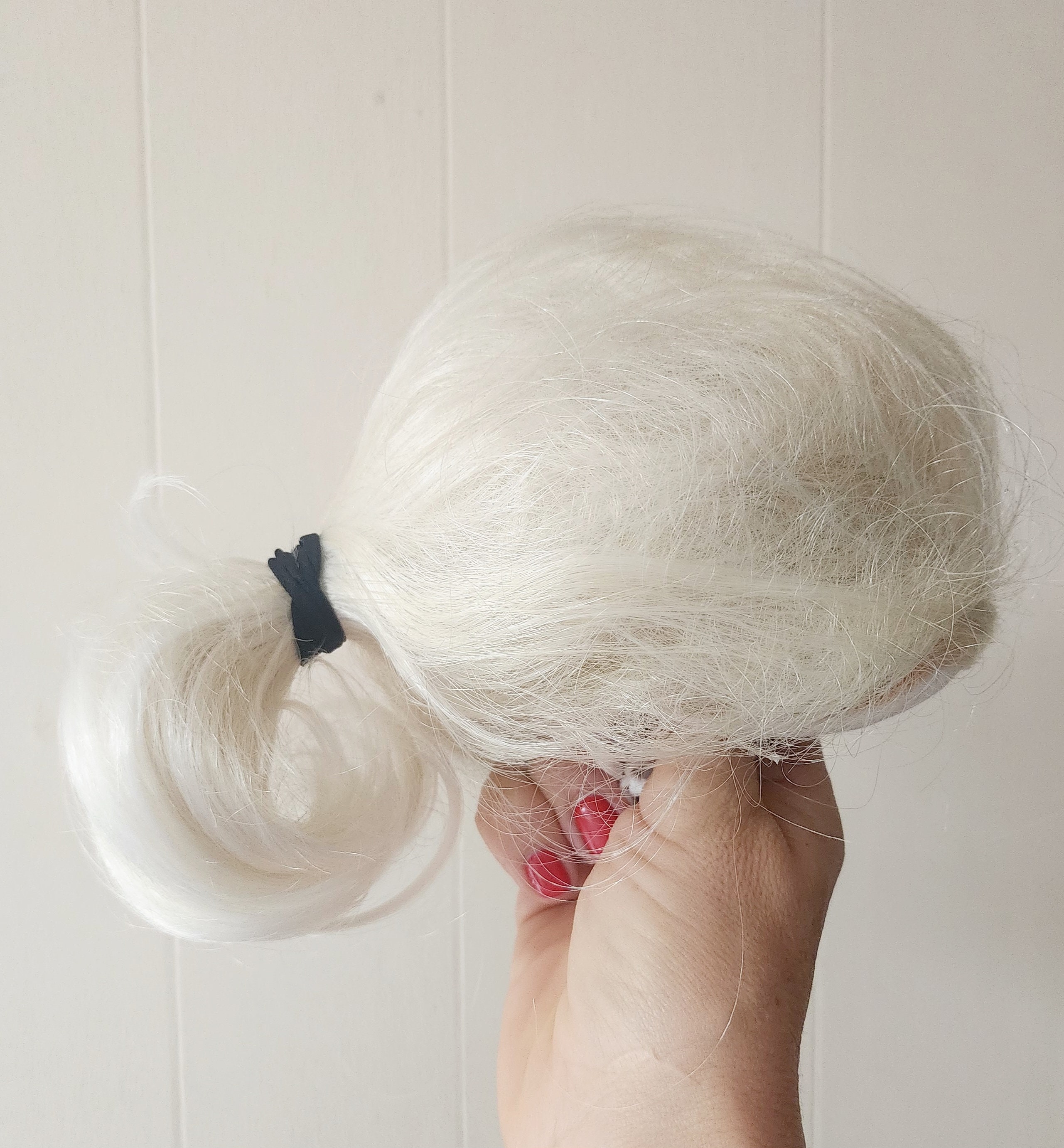Pet  blond  wig/Karl Lagerfeld Inspired Pet Wig – Luxury White Ponytail Costume for Dogs & Cats