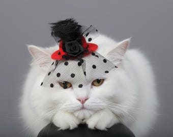 Roter Hut für Katzen mit schwarzen Blumen und Federn. Geschenk für Katze