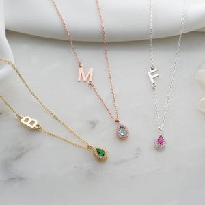 Colar personalizado com inicial de pedra de nascimento | Colar personalizado com letras gravadas | Joia com nome de pedra de nascimento | Colar delicado com pingente de corte pera