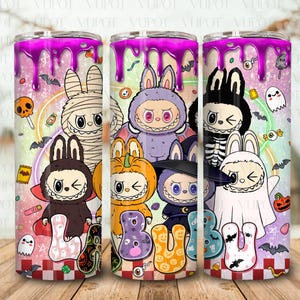 面白い漫画キャラクターのタンブラーデザインPNG、モンスター人形のハロウィンタンブラーラップ、トレンドのピンクの漫画キャラクター20オンススキニータンブラーPNG
