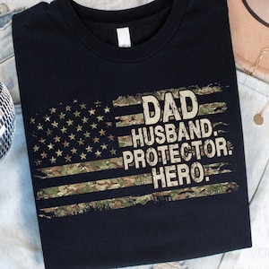 Camisa de caza de camuflaje (Png), El mejor papá del mundo (Png), Papá retro, esposo, protector y héroe (Png), Papá camuflaje (Png), Regalo del Día del Padre, Papá del ejército (Png)