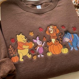 Geborduurd vintage magisch land herfstseizoenshirt, schattige beer en vrienden herfstshirt, spooky seizoensshirt, gezellig seizoensshirt, vakantiecadeau