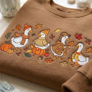 Herfstgans geborduurd sweatshirt, gezellige herfst Silly Goose ronde hals, Thanksgiving pompoenshirt, Halloween minnaar cadeau, herfstvakantie shirt