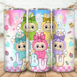 Lalka z kreskówek 20oz Tumbler Wrap Png, Trendy Doll Cartoon 20oz Skinny Tumbler Png, Idealny prezent dla dzieci Png, Różowy projekt postaci z kreskówek