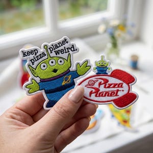 Broderad Alien-leksaksstryklapp, Leksaksvänners stryklappar för väska, hatt, skjorta, Retro Alien-pizzalapp, Parktrip-presenter, Rymdpresent