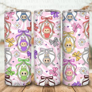 Cartoonpop 20oz beker wrap png, roze pop cartoon 20oz magere beker wrap png, spiegel cadeau voor kinderen png, roze stripfiguur beker