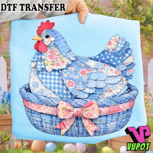 Könnte beinhalten: Ein hellblaues Stoffquadrat mit einem Patchwork-Hühnerdesign. Das Huhn ist blau mit Blumen- und Tupfenmustern und sitzt in einem blauen Korb mit einer rosa Schleife. Der Text "DTF TRANSFER" steht oben.