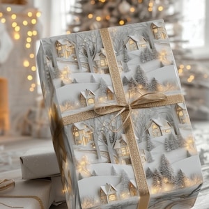 Könnte beinhalten: Ein Geschenk, verpackt mit einem Winterdorf-Motiv auf dem Geschenkpapier. Das Papier ist weiß mit einem sich wiederholenden Muster aus Häusern, Bäumen und Schnee. Ein goldenes Band und eine Schleife schmücken das Geschenk. Weitere verpackte Geschenke sind zu sehen.