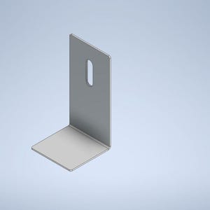 Könnte beinhalten: Eine silberfarbene, L-förmige Metallhalterung mit rechteckiger Basis und vertikalem Abschnitt. Der vertikale Abschnitt hat ein ovales Loch in der Nähe der Oberseite. Die Halterung ist für die strukturelle Unterstützung konzipiert.