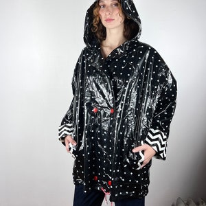 Imperméable en vinyle à pois vintage des années 80 / Veste de pluie en vinyle rouge noir et blanc à capuche / Veste de pluie en vinyle rouge et noir à pois / Manteau de pluie des années 1980 noir moyen image 1