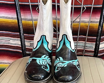 Vintage jaren '80 Roper Cowboy Boots, jaren 1980 Handbeschilderde cowboylaarzen, zwart wit & turkoois blauw bladschilderen, shorty enkellaarzen Dames 6 M