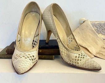 Vintage 1950s Mesh High Heels, Cream Lace Stiletto Pumps, 50s super pointy toe spike heels, Fabric woven ladies heels,