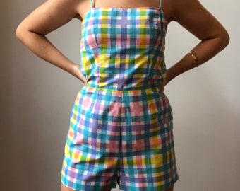 Vintage jaren 1960 Bright Checkered Print Romper, jaren '60 Beachwear Playsuit, Blauw Groen Geel Roze Vintage Romper, jaren 1960 Spaghetti Strap Playsuit