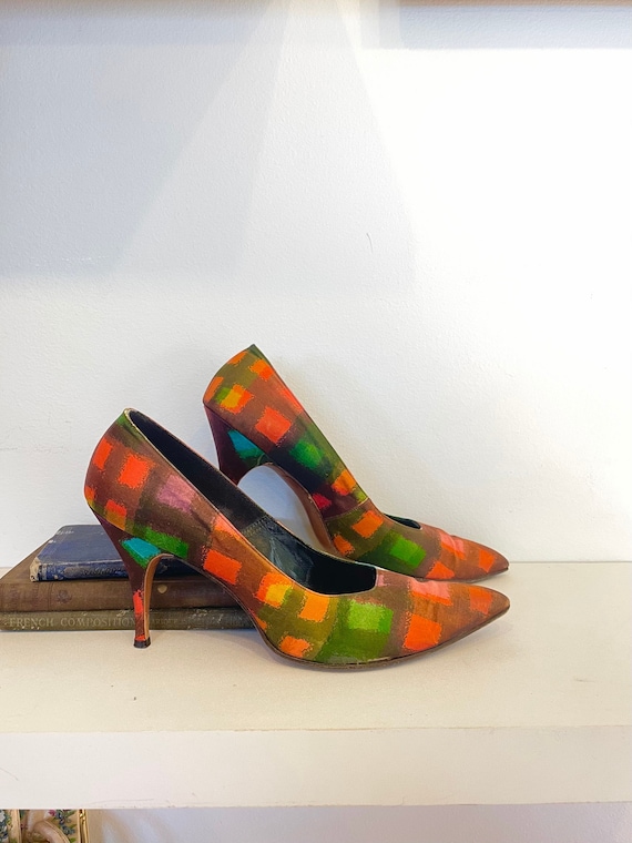 Vintage 1960s Mademoiselle pointy toe heels, 60s MOD plaid pump, colorful silk stiletto high heel,orange pink green, Mrs Maisel shoes, 7.5 N