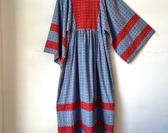 Vintage jaren '70 Calico Patchwork Angel Sleeve Maxi Jurk, jaren 1970 Verstelbare Taille Rode Korenbloem Blauwe Kaftan, Vtg Boho Prairie Boerderij Chic