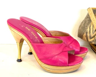 Vintage jaren '70 Roze Polly Hakken, Re-Mix platform, gouden houten spike stiletto, Barbie roze leren discopomp, Sexy slip op Rockabilly muilezels, SZ 6