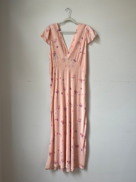 Plus Size VTG 30s Negligee, Floral Print Peach Pink Rayon Bias Cut Slip Dress, 1940s Silk Rayon Nightgown w/ Purple Flowers Volup 26/28 4XL