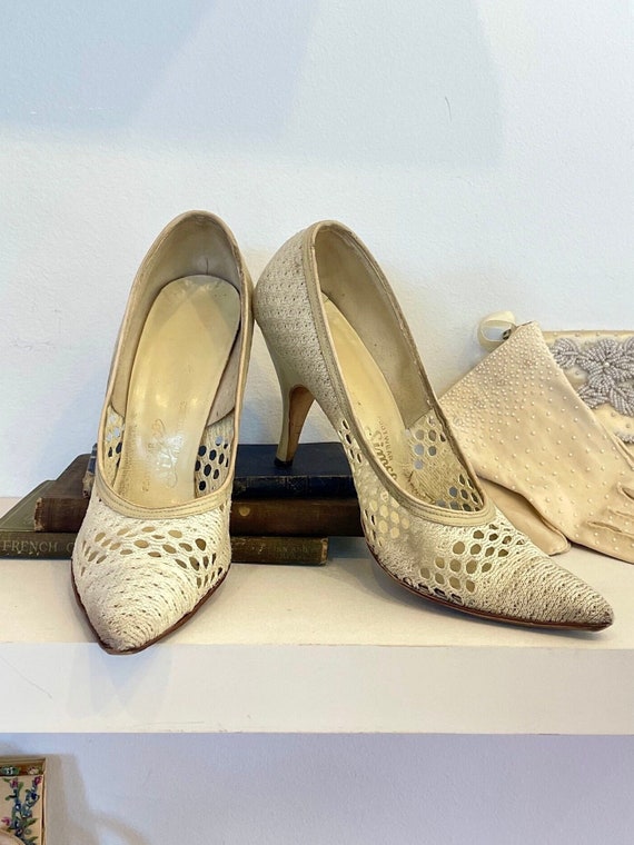 Vintage 1950s Mesh High Heels, Cream Lace Stiletto Pumps, 50s super pointy toe spike heels, Fabric woven ladies heels,