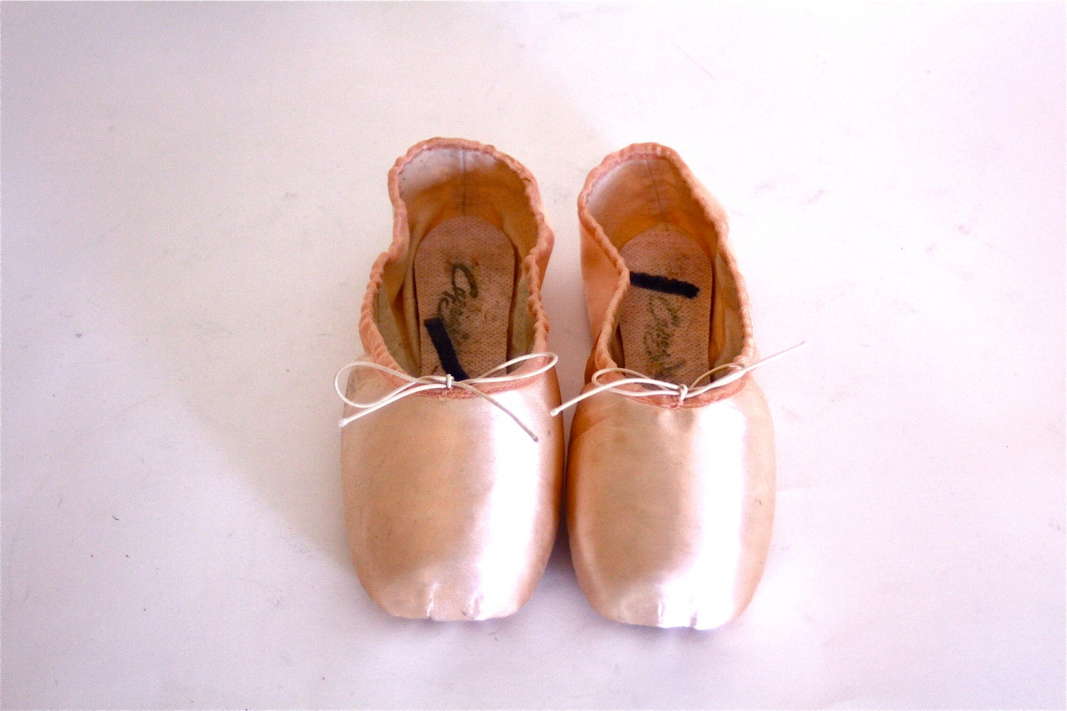 Vintage 70s Toe Shoes Ballet Point Slippers Ballerina NEW Old Stock en Pointe Light Pastel Pink Satin Women's Sz 7.5