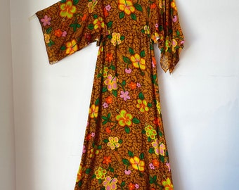 Jaren '60 Tahitiaanse tropische bloemen flutter mouw katoenen maxi-jurk, vintage jaren '60 Tahiti Tropic Habiscis Print Vtg Tiki Bar Mai Thaise gastvrouw jurk