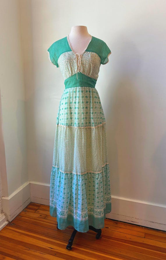 Vintage 70s Floral Green Calico Dress, 1970s Tiered Cap Sleeve Maxi Dress, 70s Lace Up Bodice Cotton Dress, 1970s Boho Floral Dress