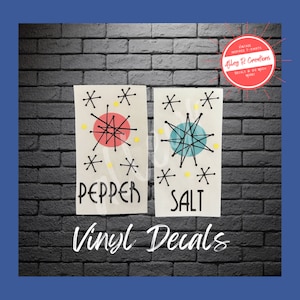 Peut inclure: Deux autocollants en vinyle blanc avec un design rétro moderne du milieu du siècle. Les autocollants présentent une étoile rouge et jaune à gauche et une étoile bleue et jaune à droite. Le texte "Pepper" et "Salt" est imprimé sous les étoiles.